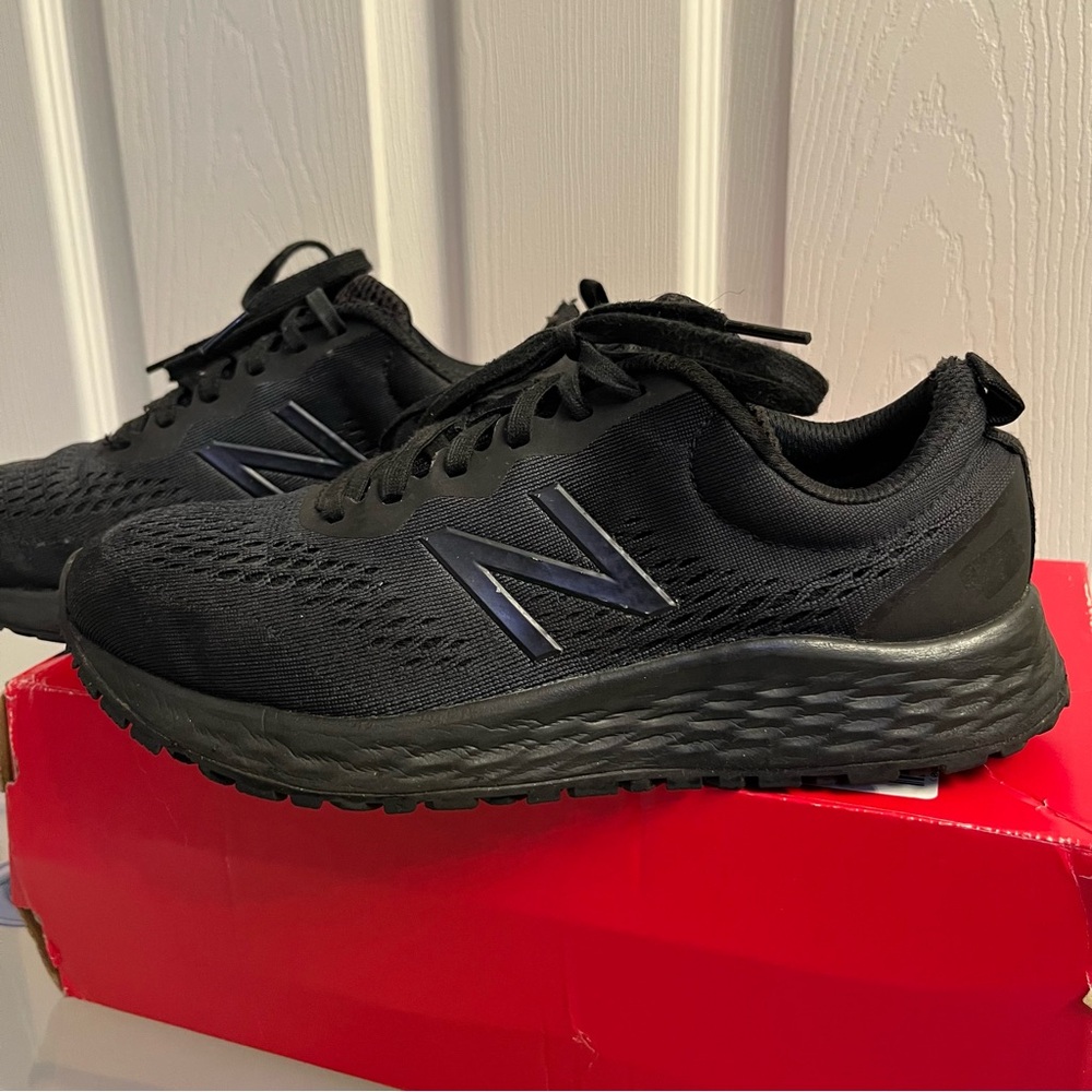 New Balance Women's Black Sneakers perfect for restaurant nonslip